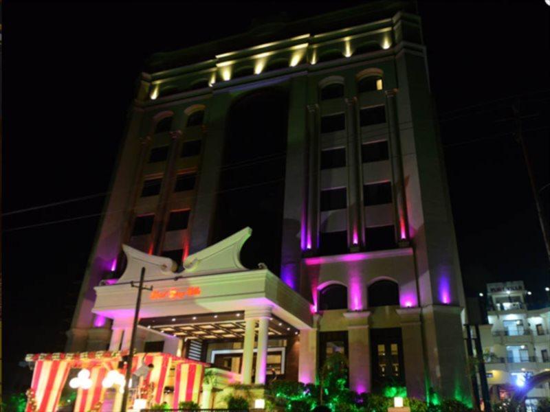 Vijay Intercontinental Hotel Kanpur Bagian luar foto