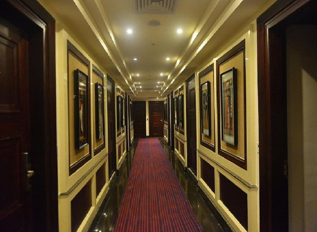 Vijay Intercontinental Hotel Kanpur Bagian luar foto