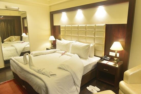 Vijay Intercontinental Hotel Kanpur Bagian luar foto